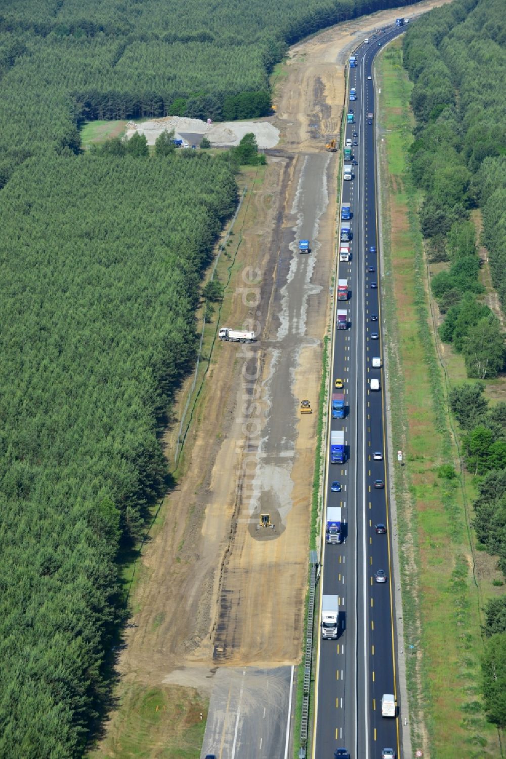 Markgrafpieske von oben - Ausbau und Verbreiterung der Streckenführung der Autobahn / Bundesautobahn BAB A12 / E30 bei Markgrafpieske im Bundesland Brandenburg