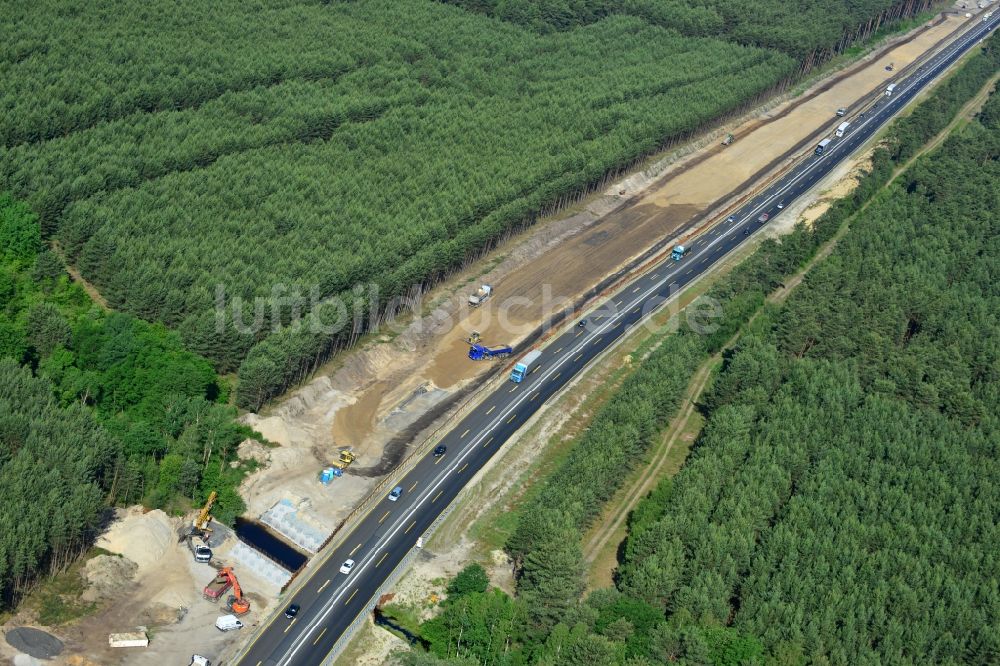 Markgrafpieske von oben - Ausbau und Verbreiterung der Streckenführung der Autobahn / Bundesautobahn BAB A12 / E30 bei Markgrafpieske im Bundesland Brandenburg