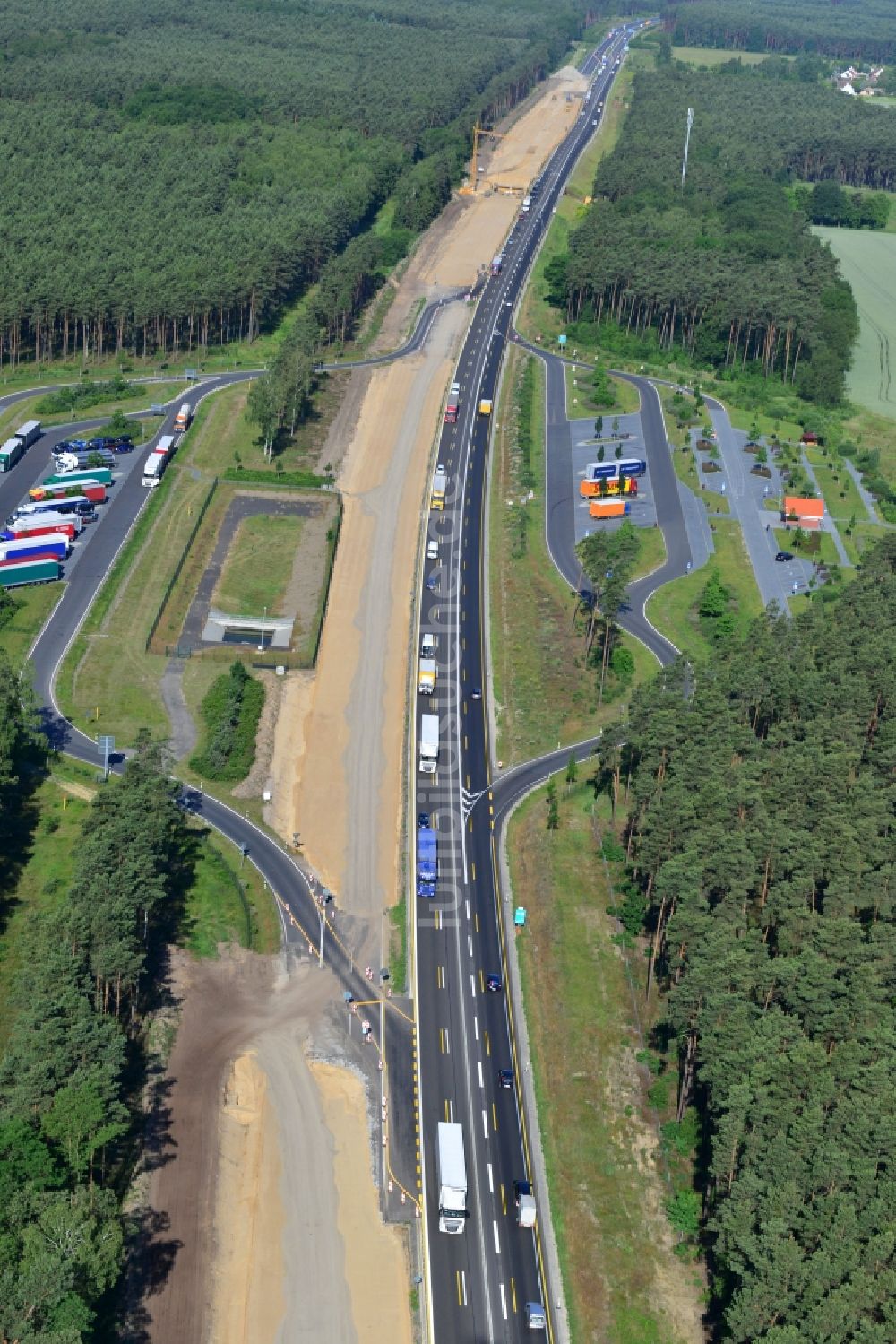 Markgrafpieske von oben - Ausbau und Verbreiterung der Streckenführung der Autobahn / Bundesautobahn BAB A12 / E30 bei Markgrafpieske im Bundesland Brandenburg