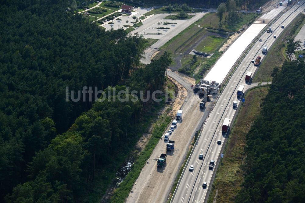 Markgrafpieske von oben - Ausbau und Verbreiterung der Streckenführung der Autobahn / Bundesautobahn BAB A12 / E30 bei Markgrafpieske im Bundesland Brandenburg