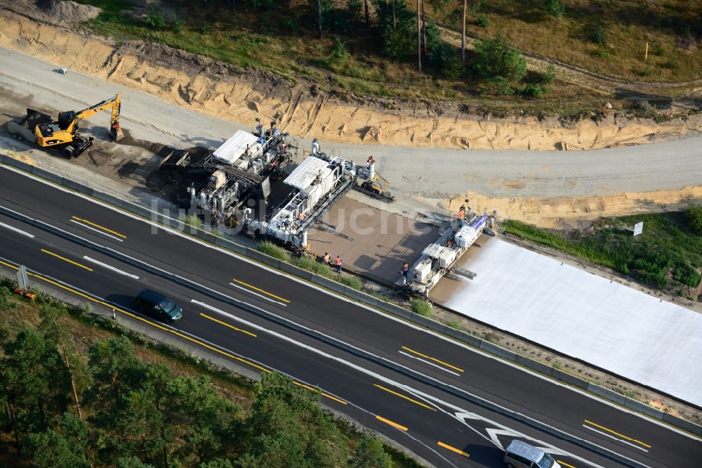 Markgrafpieske von oben - Ausbau und Verbreiterung der Streckenführung der Autobahn / Bundesautobahn BAB A12 / E30 bei Markgrafpieske im Bundesland Brandenburg