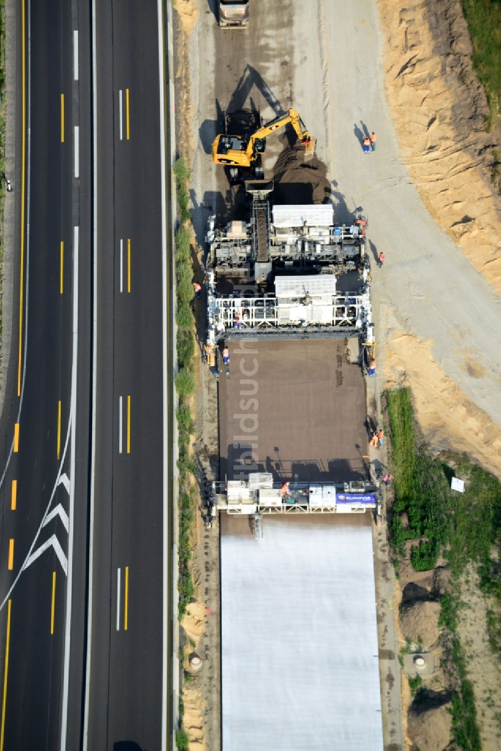 Markgrafpieske von oben - Ausbau und Verbreiterung der Streckenführung der Autobahn / Bundesautobahn BAB A12 / E30 bei Markgrafpieske im Bundesland Brandenburg