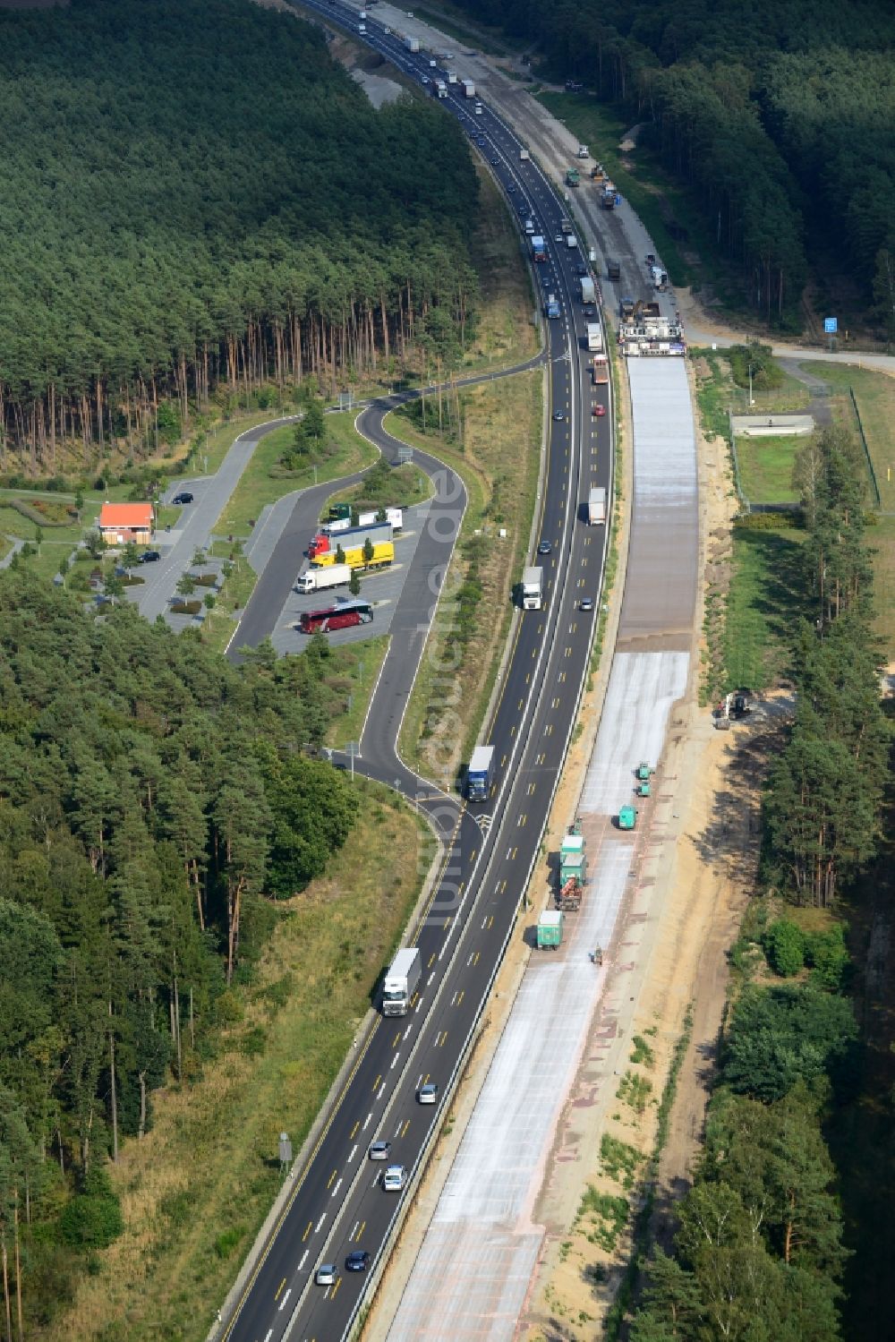 Luftaufnahme Markgrafpieske - Ausbau und Verbreiterung der Streckenführung der Autobahn / Bundesautobahn BAB A12 / E30 bei Markgrafpieske im Bundesland Brandenburg