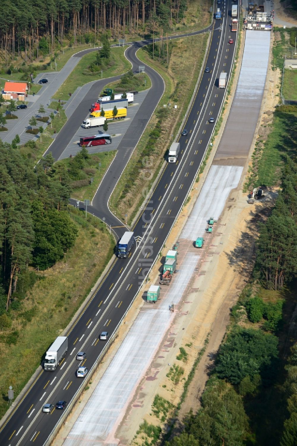 Markgrafpieske von oben - Ausbau und Verbreiterung der Streckenführung der Autobahn / Bundesautobahn BAB A12 / E30 bei Markgrafpieske im Bundesland Brandenburg