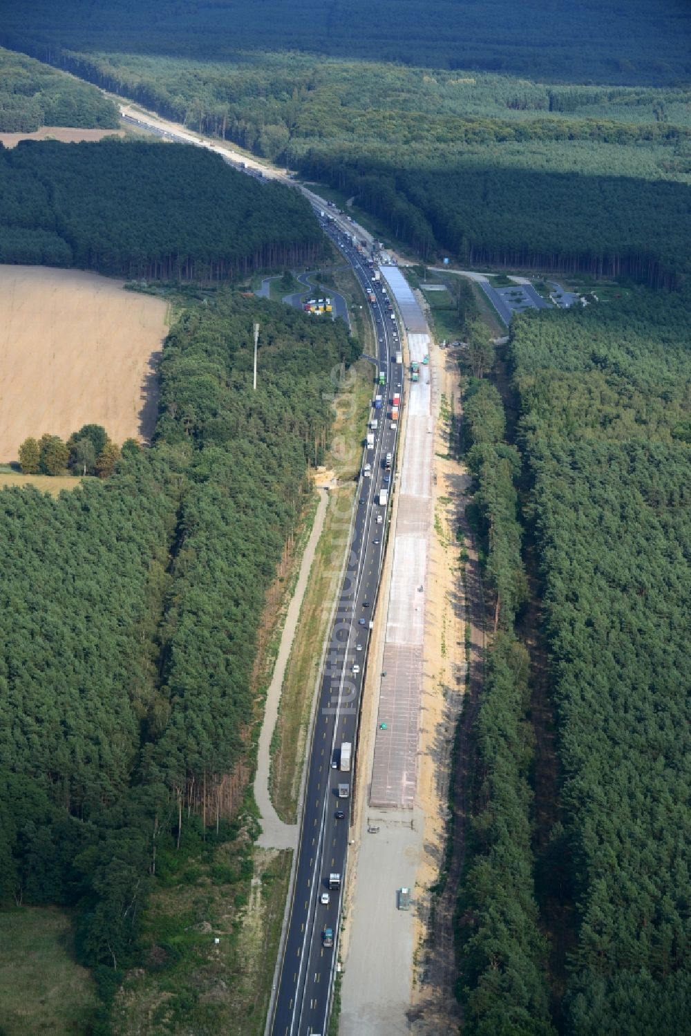 Markgrafpieske von oben - Ausbau und Verbreiterung der Streckenführung der Autobahn / Bundesautobahn BAB A12 / E30 bei Markgrafpieske im Bundesland Brandenburg