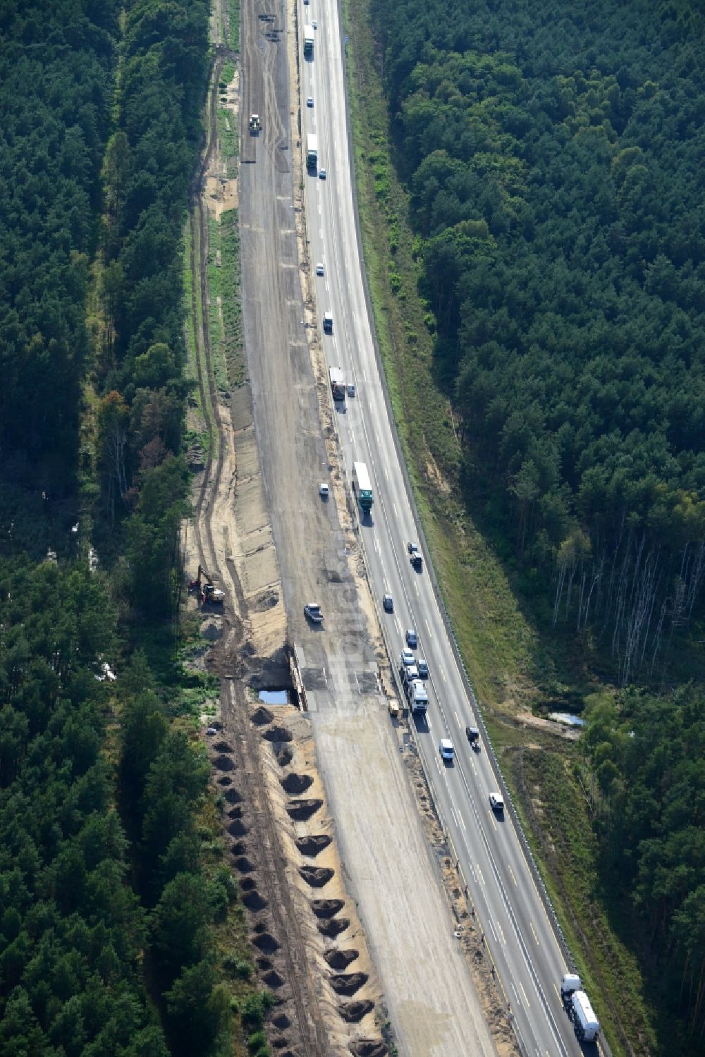 Markgrafpieske von oben - Ausbau und Verbreiterung der Streckenführung der Autobahn / Bundesautobahn BAB A12 / E30 bei Markgrafpieske im Bundesland Brandenburg