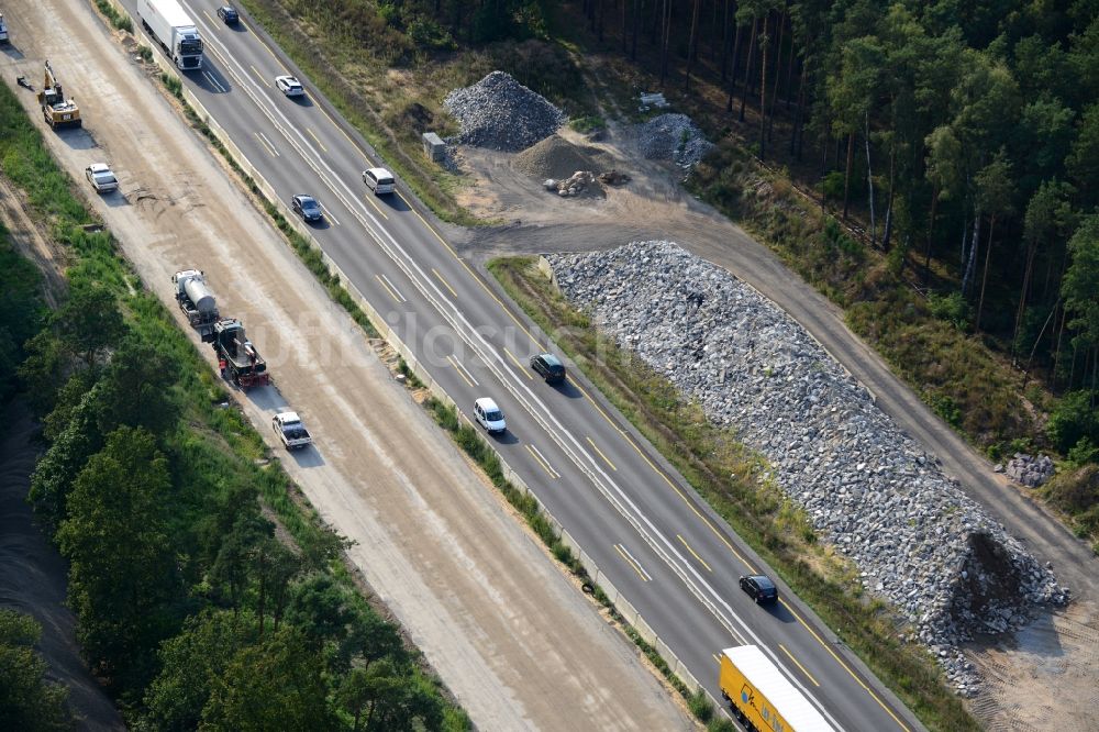 Markgrafpieske von oben - Ausbau und Verbreiterung der Streckenführung der Autobahn / Bundesautobahn BAB A12 / E30 bei Markgrafpieske im Bundesland Brandenburg