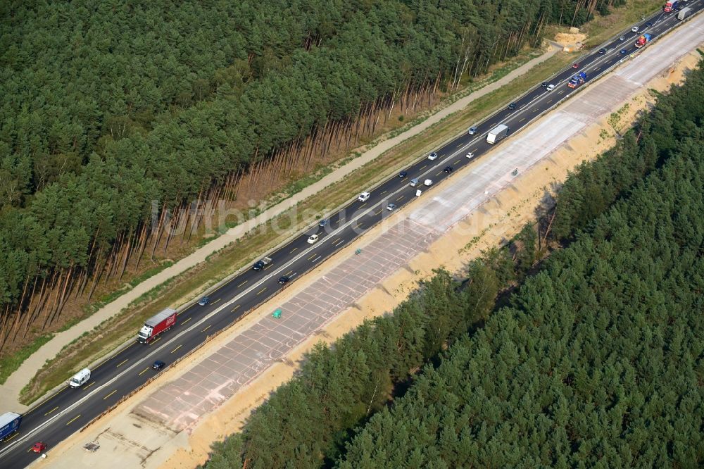 Markgrafpieske von oben - Ausbau und Verbreiterung der Streckenführung der Autobahn / Bundesautobahn BAB A12 / E30 bei Markgrafpieske im Bundesland Brandenburg