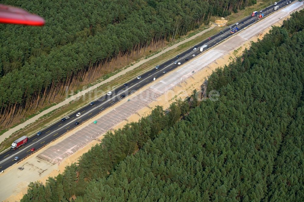 Markgrafpieske aus der Vogelperspektive: Ausbau und Verbreiterung der Streckenführung der Autobahn / Bundesautobahn BAB A12 / E30 bei Markgrafpieske im Bundesland Brandenburg