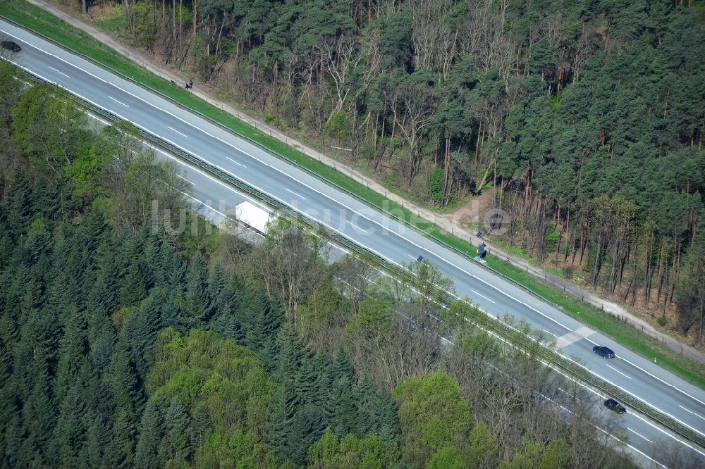 Rauen aus der Vogelperspektive: Ausbau und Verbreiterung der Streckenführung der Autobahn / Bundesautobahn BAB A12 / E30 bei Rauen im Bundesland Brandenburg