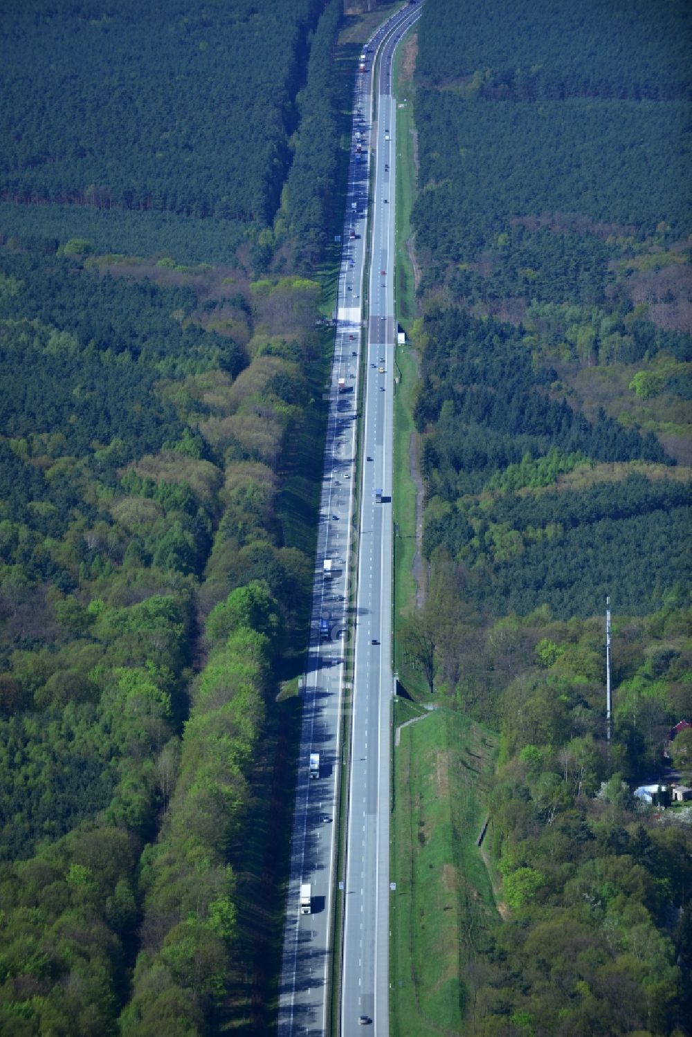 Luftaufnahme Rauen - Ausbau und Verbreiterung der Streckenführung der Autobahn / Bundesautobahn BAB A12 / E30 bei Rauen im Bundesland Brandenburg