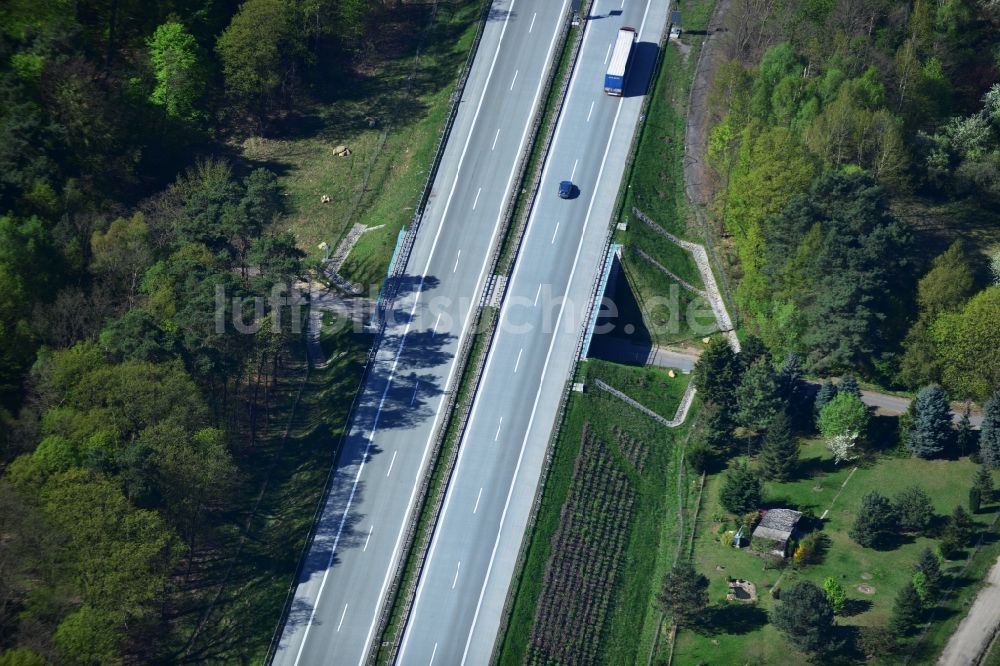 Rauen von oben - Ausbau und Verbreiterung der Streckenführung der Autobahn / Bundesautobahn BAB A12 / E30 bei Rauen im Bundesland Brandenburg