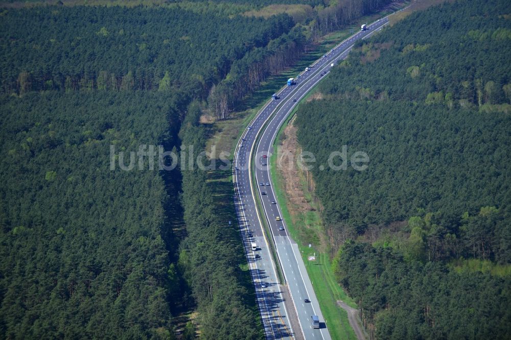 Rauen aus der Vogelperspektive: Ausbau und Verbreiterung der Streckenführung der Autobahn / Bundesautobahn BAB A12 / E30 bei Rauen im Bundesland Brandenburg