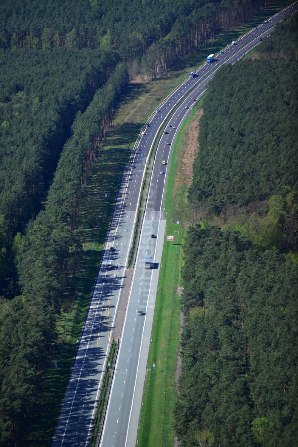 Luftbild Rauen - Ausbau und Verbreiterung der Streckenführung der Autobahn / Bundesautobahn BAB A12 / E30 bei Rauen im Bundesland Brandenburg