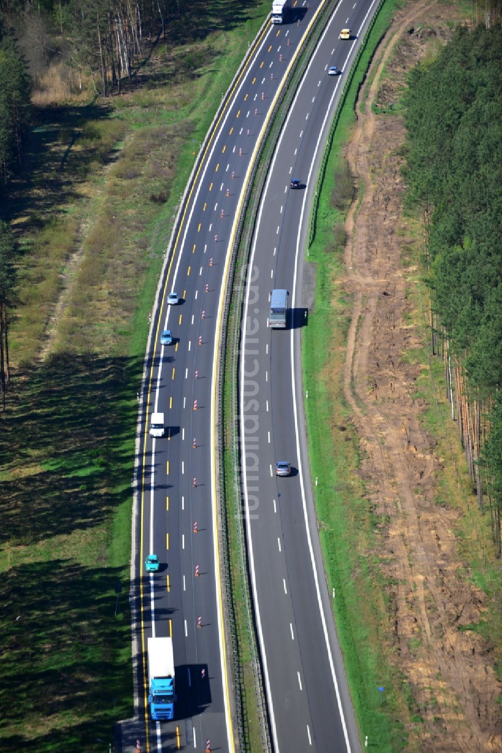 Luftaufnahme Rauen - Ausbau und Verbreiterung der Streckenführung der Autobahn / Bundesautobahn BAB A12 / E30 bei Rauen im Bundesland Brandenburg