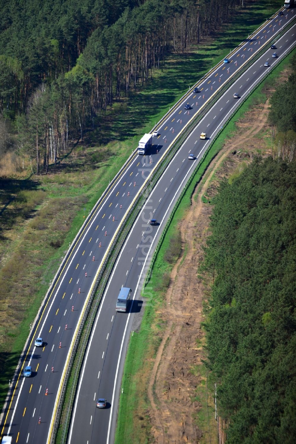 Rauen von oben - Ausbau und Verbreiterung der Streckenführung der Autobahn / Bundesautobahn BAB A12 / E30 bei Rauen im Bundesland Brandenburg