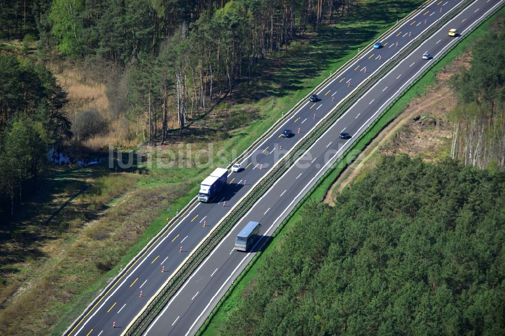 Rauen aus der Vogelperspektive: Ausbau und Verbreiterung der Streckenführung der Autobahn / Bundesautobahn BAB A12 / E30 bei Rauen im Bundesland Brandenburg