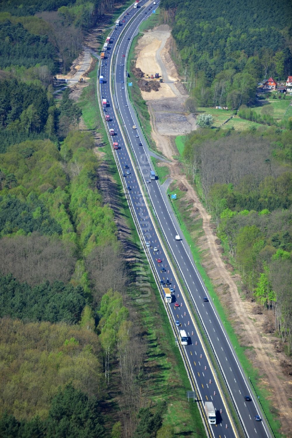 Luftaufnahme Rauen - Ausbau und Verbreiterung der Streckenführung der Autobahn / Bundesautobahn BAB A12 / E30 bei Rauen im Bundesland Brandenburg