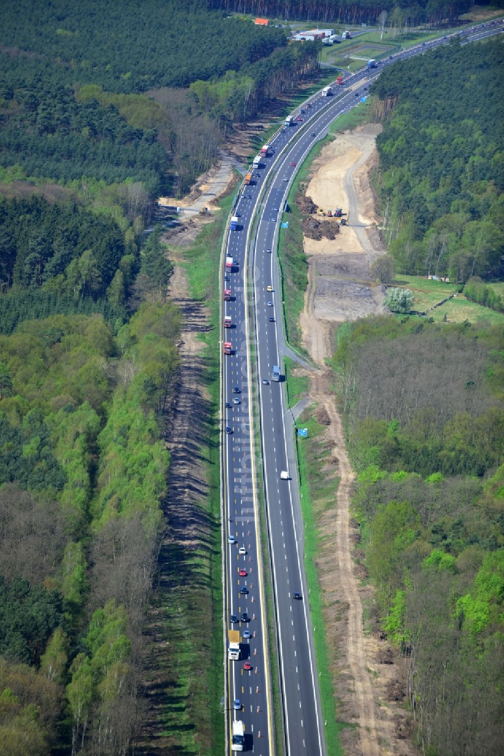 Rauen von oben - Ausbau und Verbreiterung der Streckenführung der Autobahn / Bundesautobahn BAB A12 / E30 bei Rauen im Bundesland Brandenburg