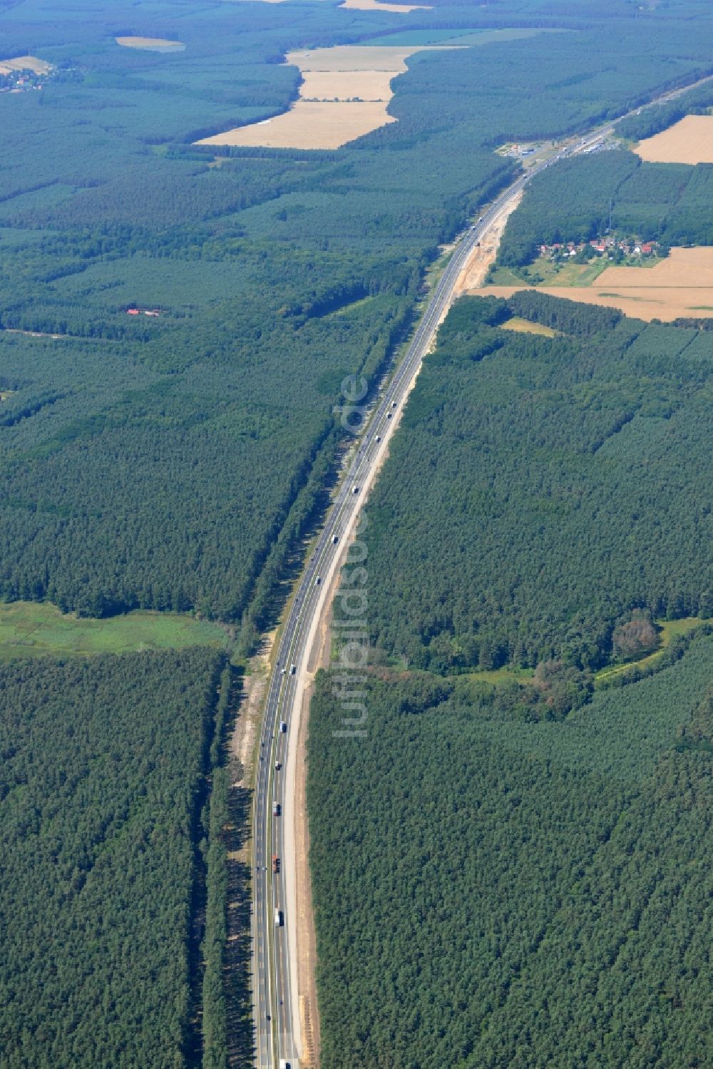 Rauen von oben - Ausbau und Verbreiterung der Streckenführung der Autobahn / Bundesautobahn BAB A12 / E30 bei Rauen im Bundesland Brandenburg