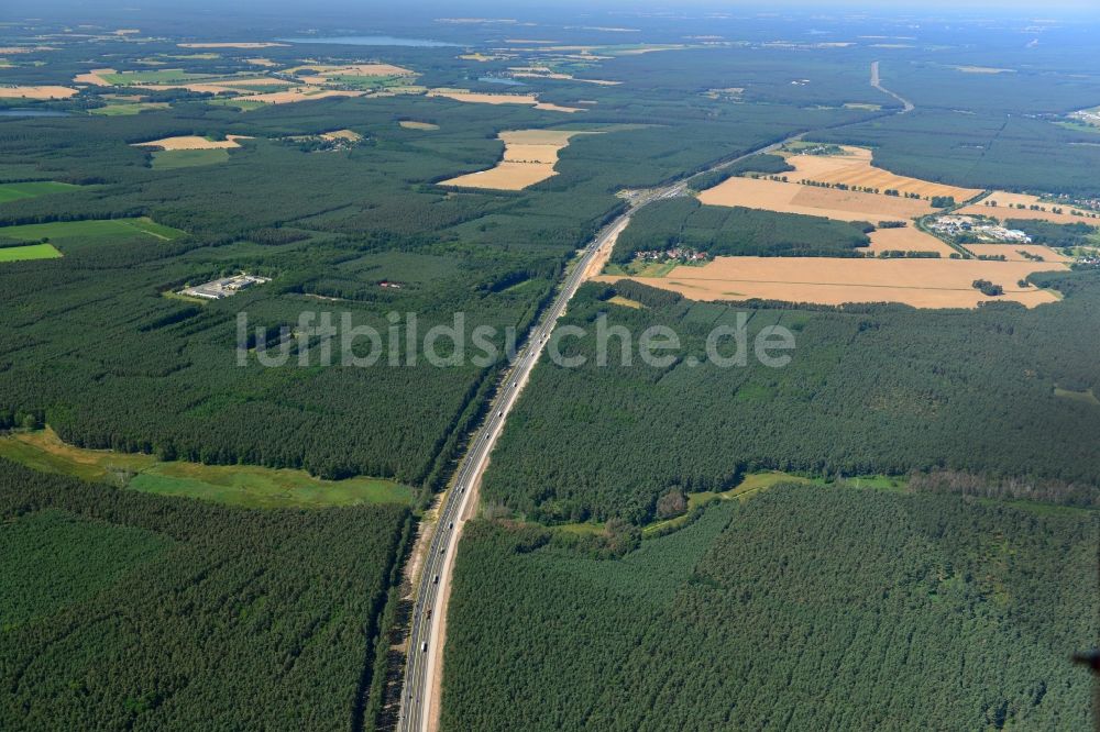 Rauen aus der Vogelperspektive: Ausbau und Verbreiterung der Streckenführung der Autobahn / Bundesautobahn BAB A12 / E30 bei Rauen im Bundesland Brandenburg