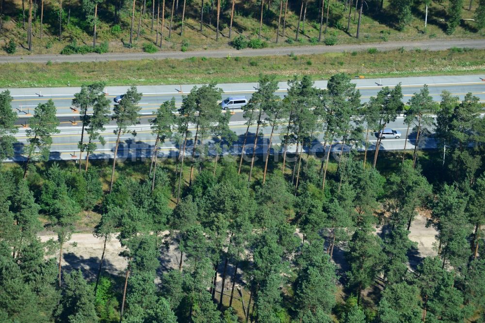 Luftaufnahme Rauen - Ausbau und Verbreiterung der Streckenführung der Autobahn / Bundesautobahn BAB A12 / E30 bei Rauen im Bundesland Brandenburg