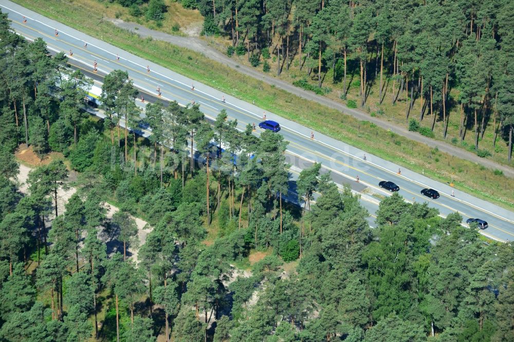 Rauen von oben - Ausbau und Verbreiterung der Streckenführung der Autobahn / Bundesautobahn BAB A12 / E30 bei Rauen im Bundesland Brandenburg