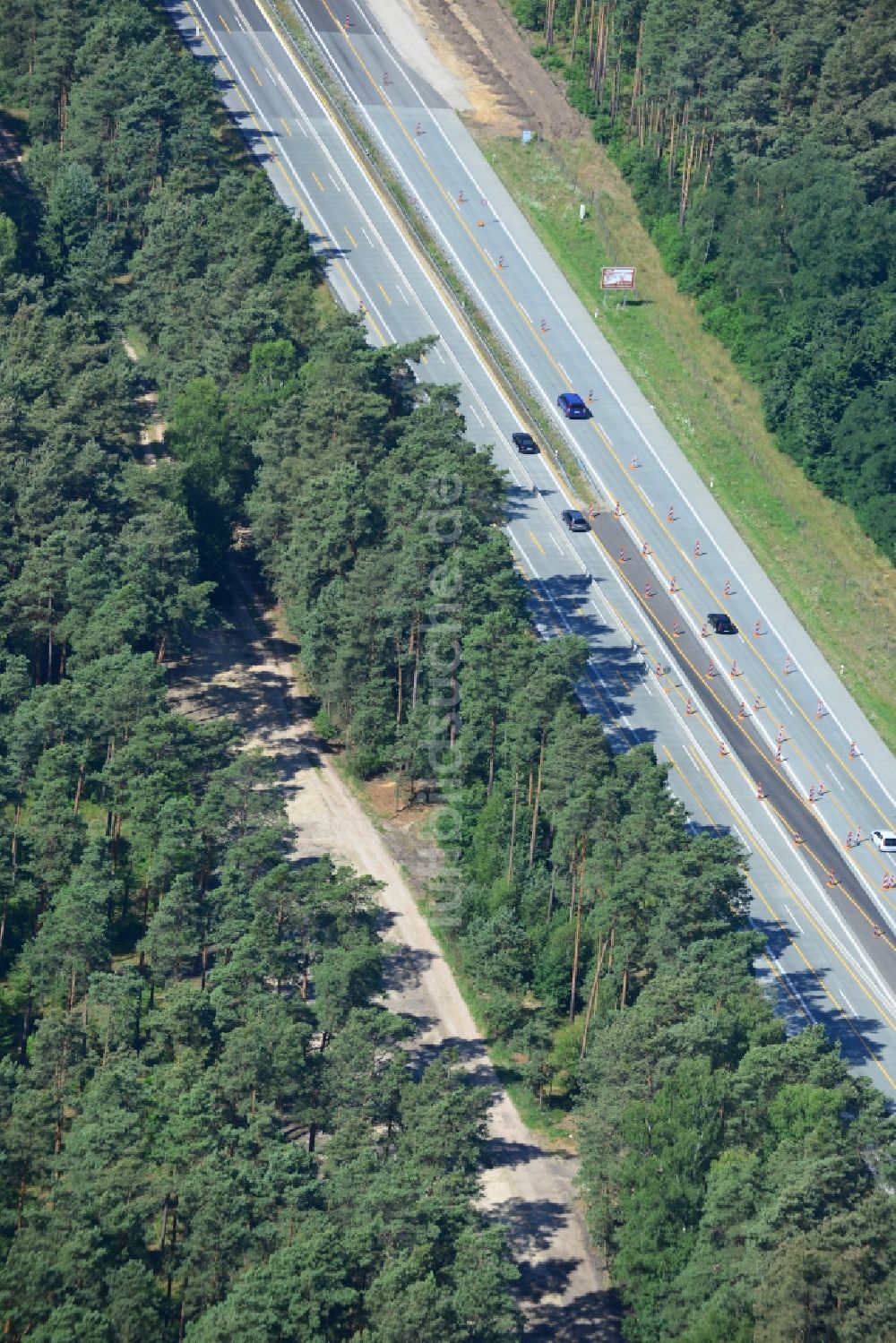 Rauen aus der Vogelperspektive: Ausbau und Verbreiterung der Streckenführung der Autobahn / Bundesautobahn BAB A12 / E30 bei Rauen im Bundesland Brandenburg