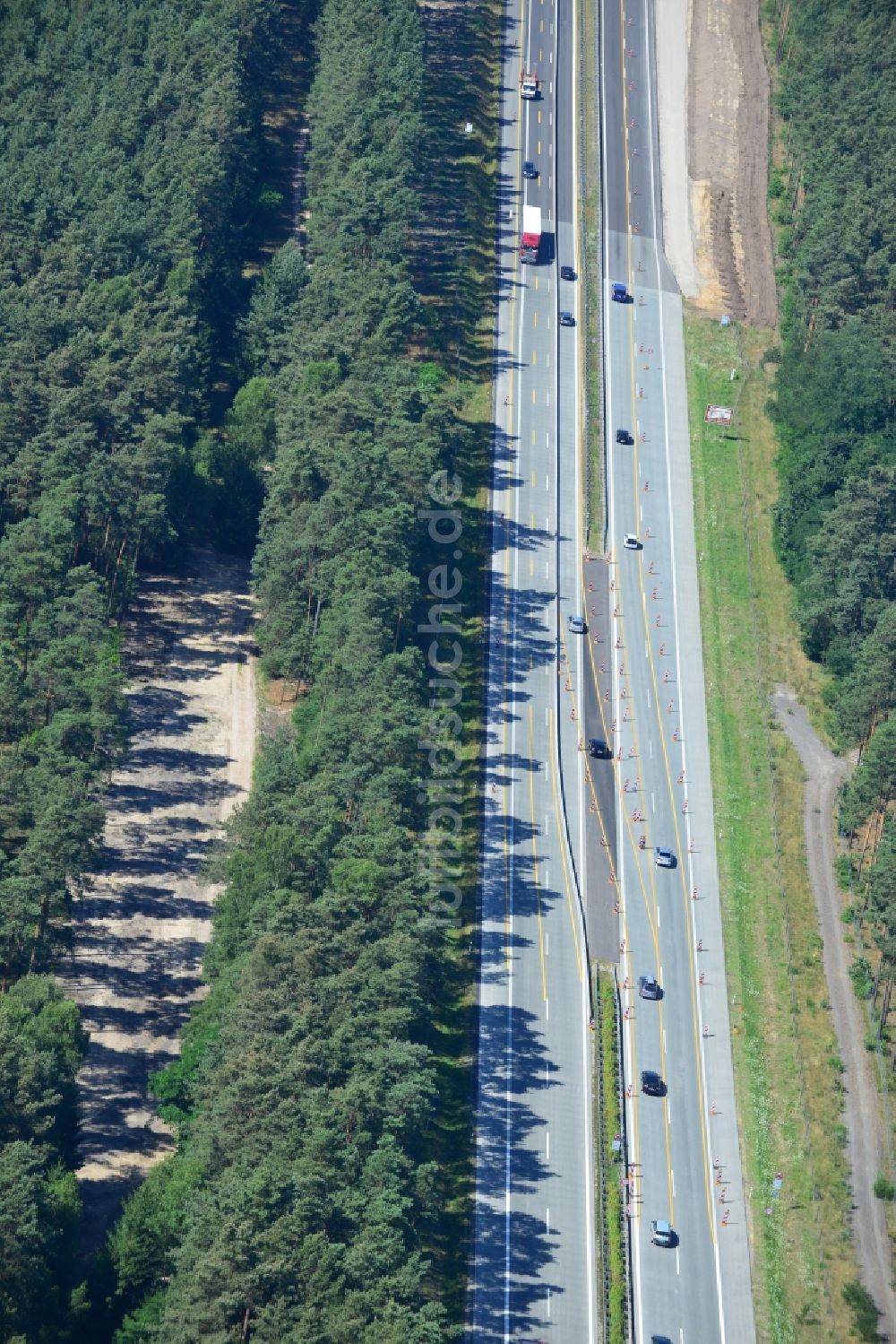 Luftbild Rauen - Ausbau und Verbreiterung der Streckenführung der Autobahn / Bundesautobahn BAB A12 / E30 bei Rauen im Bundesland Brandenburg