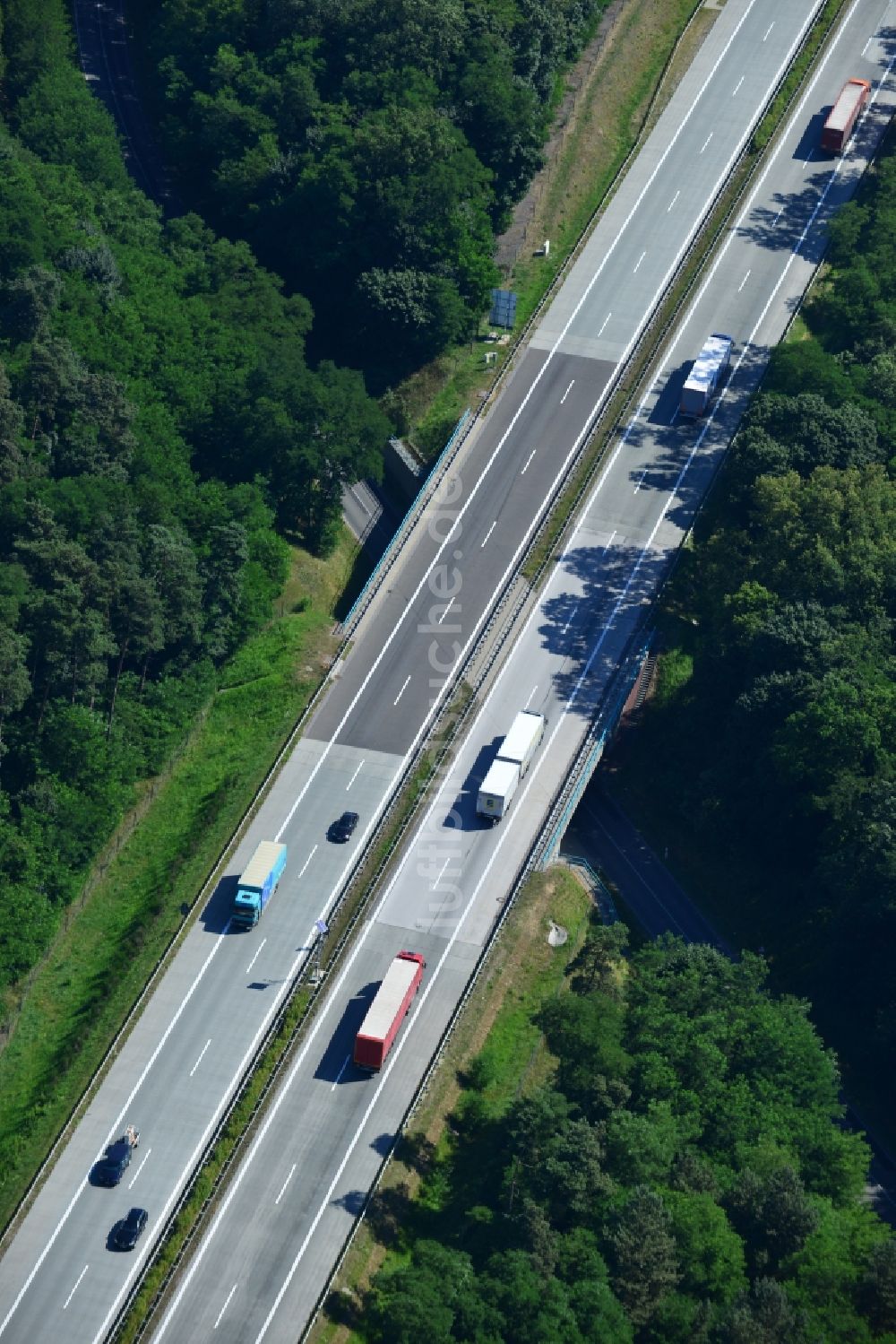 Rauen von oben - Ausbau und Verbreiterung der Streckenführung der Autobahn / Bundesautobahn BAB A12 / E30 bei Rauen im Bundesland Brandenburg