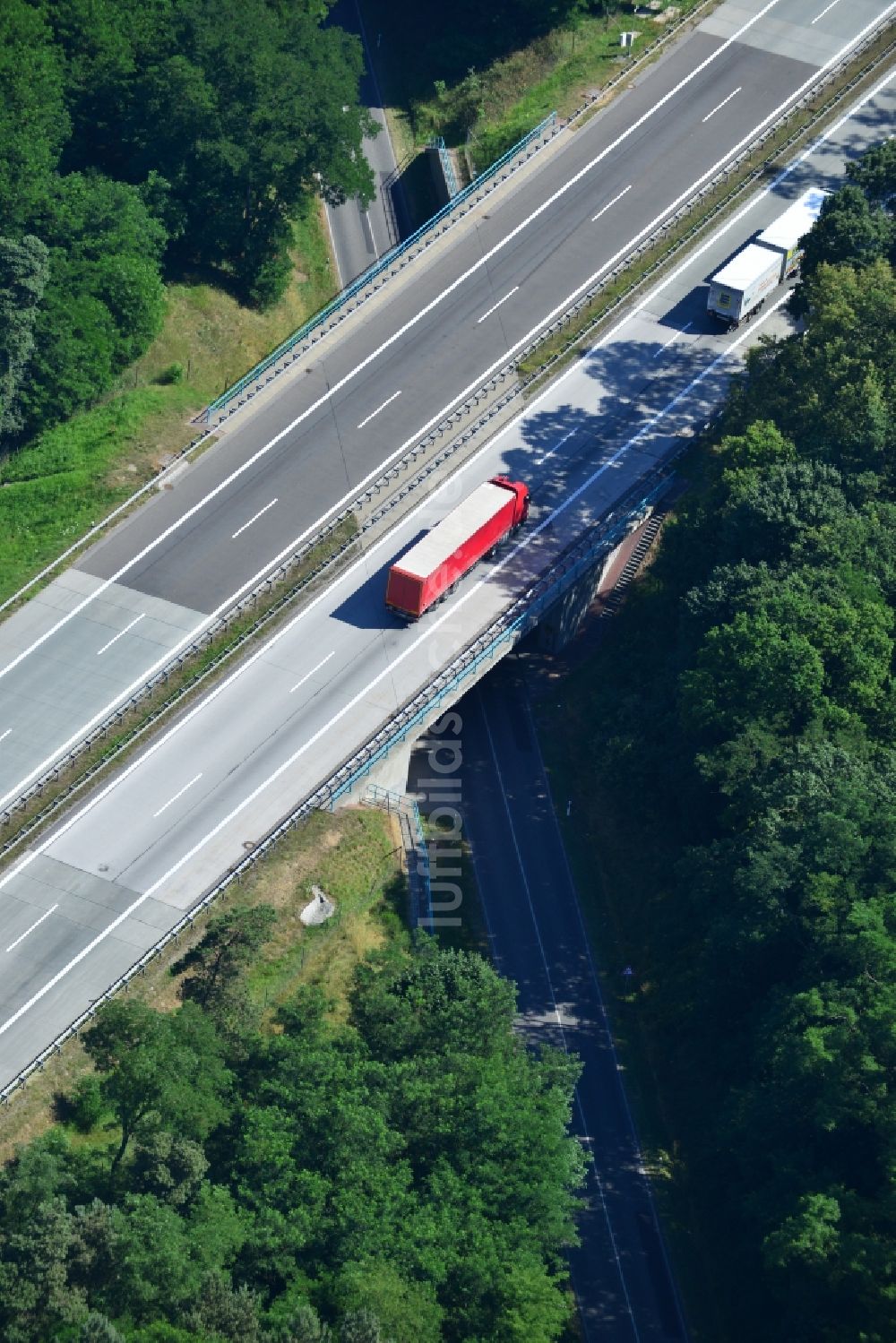 Rauen aus der Vogelperspektive: Ausbau und Verbreiterung der Streckenführung der Autobahn / Bundesautobahn BAB A12 / E30 bei Rauen im Bundesland Brandenburg