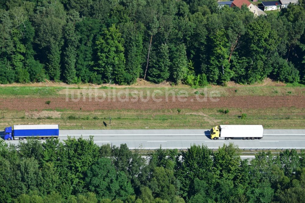 Rauen aus der Vogelperspektive: Ausbau und Verbreiterung der Streckenführung der Autobahn / Bundesautobahn BAB A12 / E30 bei Rauen im Bundesland Brandenburg