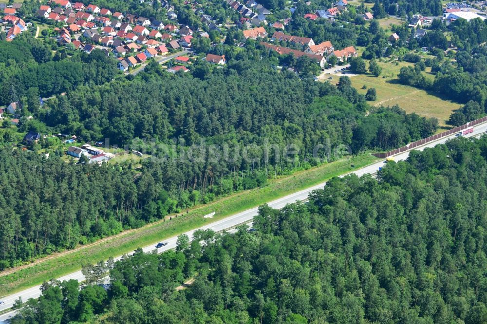 Rauen von oben - Ausbau und Verbreiterung der Streckenführung der Autobahn / Bundesautobahn BAB A12 / E30 bei Rauen im Bundesland Brandenburg