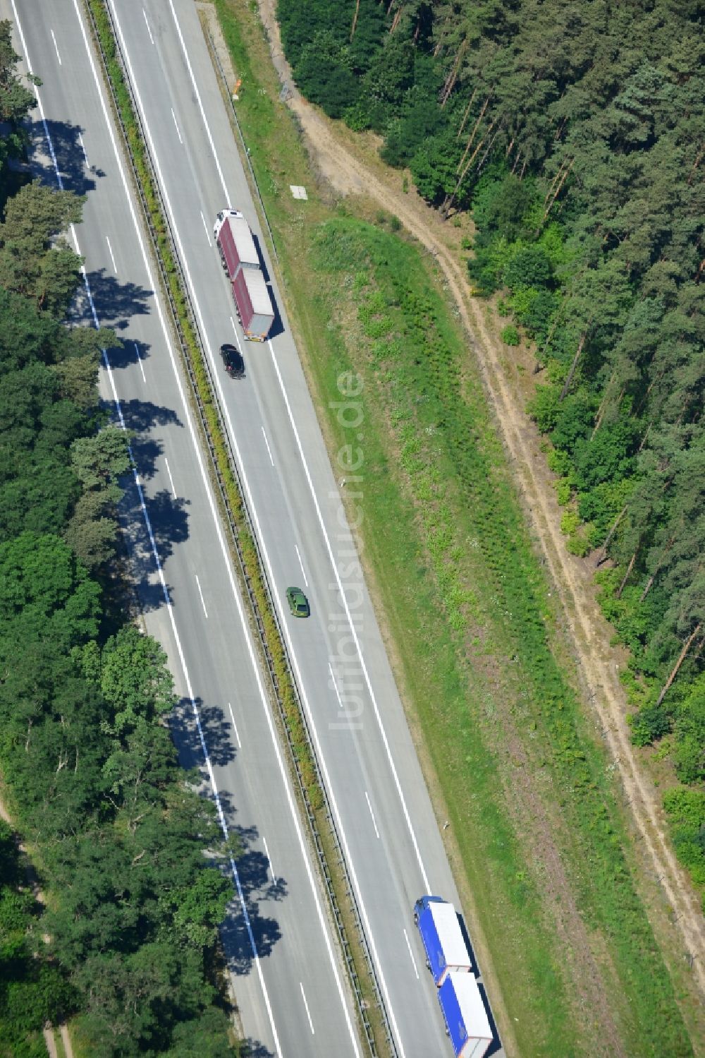 Rauen aus der Vogelperspektive: Ausbau und Verbreiterung der Streckenführung der Autobahn / Bundesautobahn BAB A12 / E30 bei Rauen im Bundesland Brandenburg