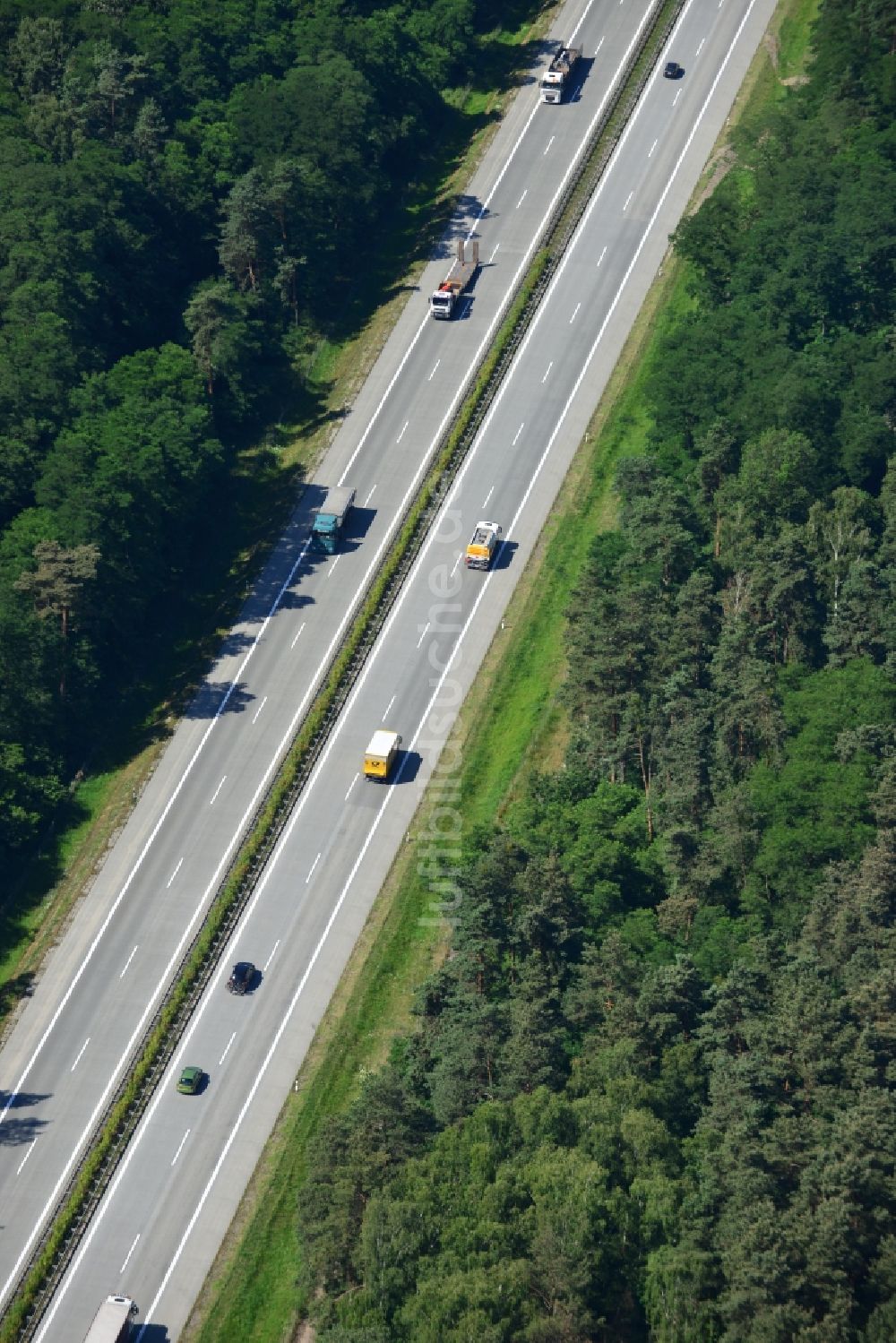 Rauen von oben - Ausbau und Verbreiterung der Streckenführung der Autobahn / Bundesautobahn BAB A12 / E30 bei Rauen im Bundesland Brandenburg