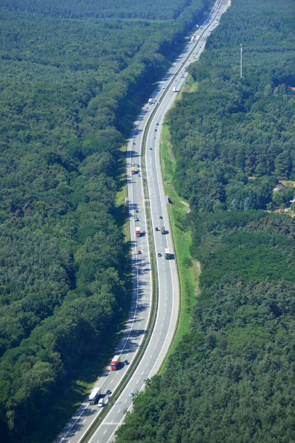 Rauen aus der Vogelperspektive: Ausbau und Verbreiterung der Streckenführung der Autobahn / Bundesautobahn BAB A12 / E30 bei Rauen im Bundesland Brandenburg