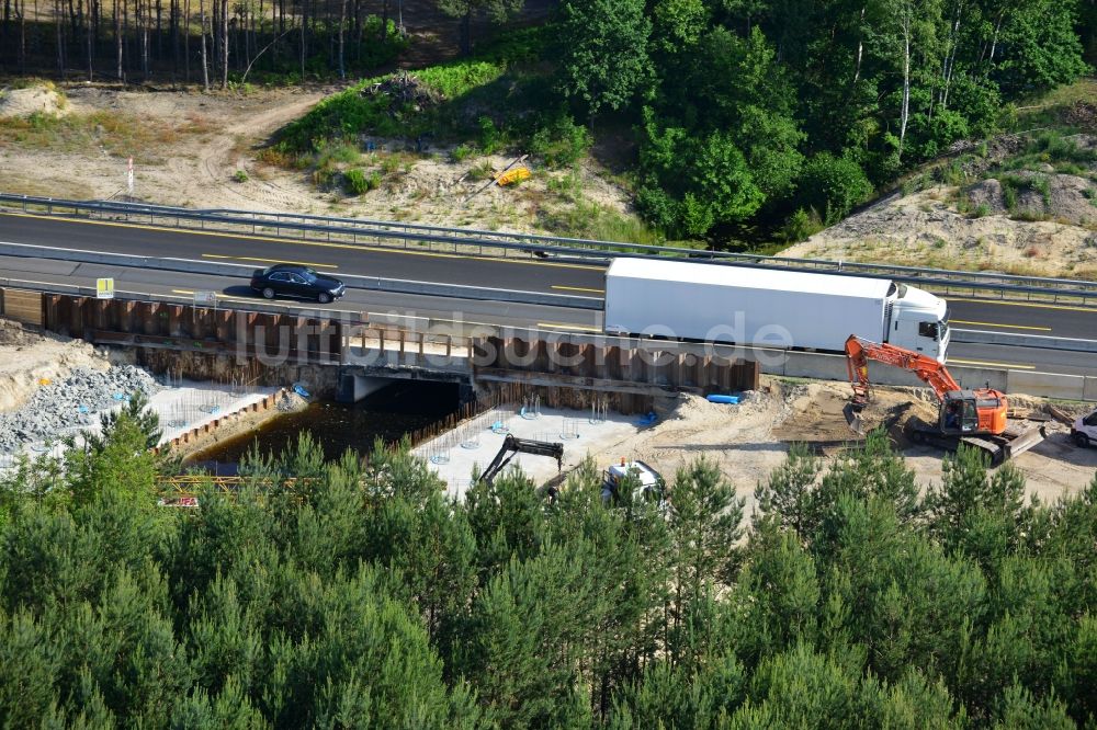 Rauen von oben - Ausbau und Verbreiterung der Streckenführung der Autobahn / Bundesautobahn BAB A12 / E30 bei Rauen im Bundesland Brandenburg