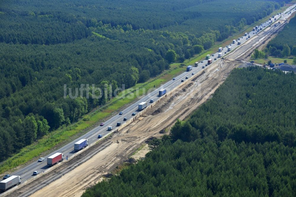 Rauen aus der Vogelperspektive: Ausbau und Verbreiterung der Streckenführung der Autobahn / Bundesautobahn BAB A12 / E30 bei Rauen im Bundesland Brandenburg