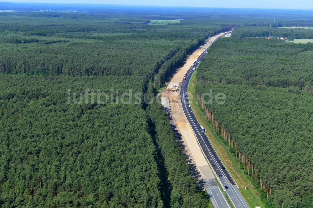 Rauen von oben - Ausbau und Verbreiterung der Streckenführung der Autobahn / Bundesautobahn BAB A12 / E30 bei Rauen im Bundesland Brandenburg