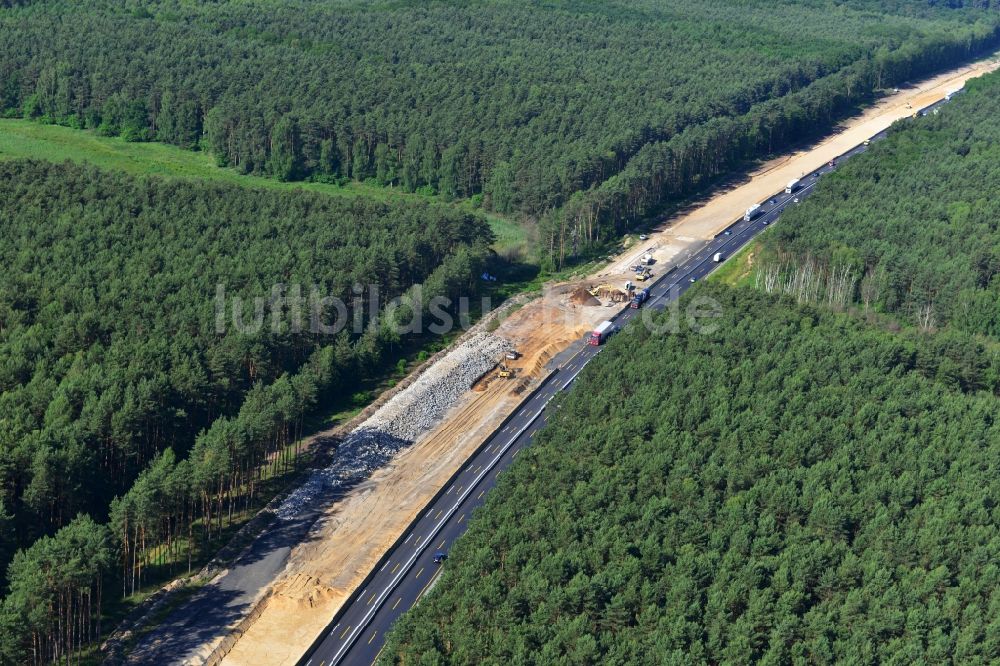 Luftbild Rauen - Ausbau und Verbreiterung der Streckenführung der Autobahn / Bundesautobahn BAB A12 / E30 bei Rauen im Bundesland Brandenburg