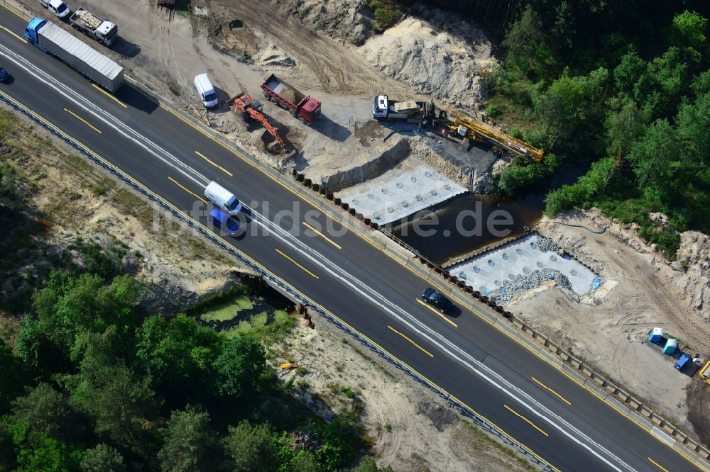 Luftaufnahme Rauen - Ausbau und Verbreiterung der Streckenführung der Autobahn / Bundesautobahn BAB A12 / E30 bei Rauen im Bundesland Brandenburg