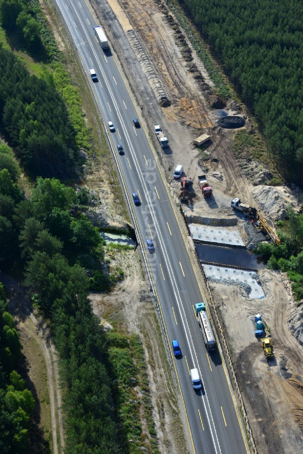 Rauen von oben - Ausbau und Verbreiterung der Streckenführung der Autobahn / Bundesautobahn BAB A12 / E30 bei Rauen im Bundesland Brandenburg