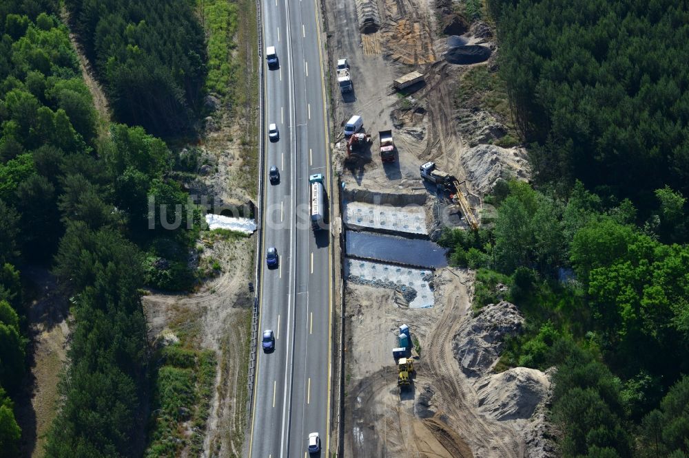 Rauen aus der Vogelperspektive: Ausbau und Verbreiterung der Streckenführung der Autobahn / Bundesautobahn BAB A12 / E30 bei Rauen im Bundesland Brandenburg