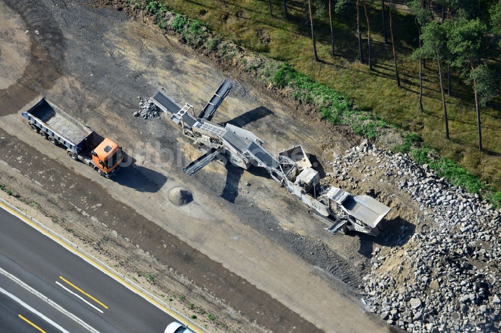 Rauen von oben - Ausbau und Verbreiterung der Streckenführung der Autobahn / Bundesautobahn BAB A12 / E30 bei Rauen im Bundesland Brandenburg