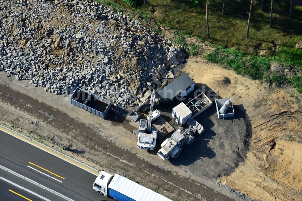 Rauen aus der Vogelperspektive: Ausbau und Verbreiterung der Streckenführung der Autobahn / Bundesautobahn BAB A12 / E30 bei Rauen im Bundesland Brandenburg