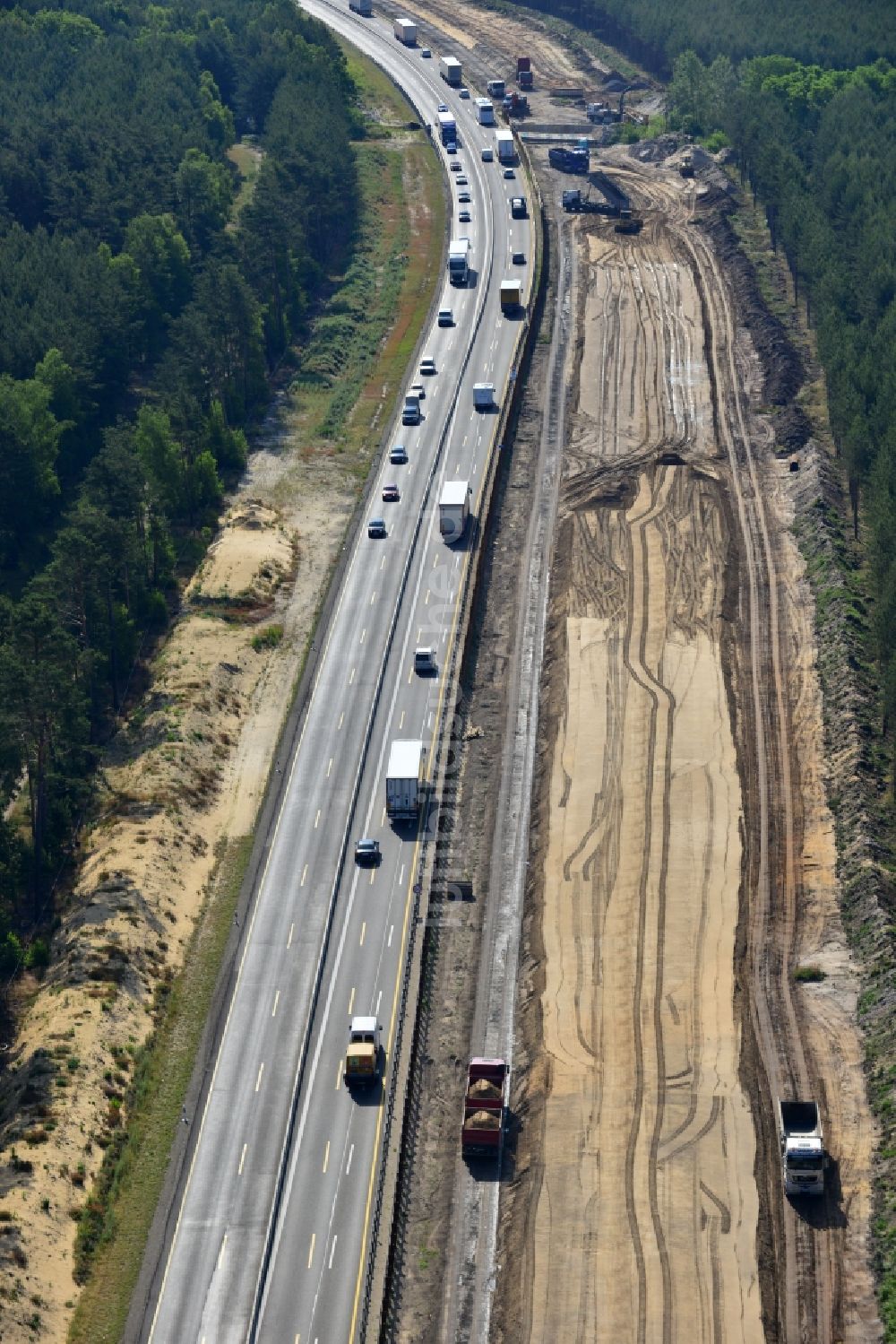 Luftaufnahme Rauen - Ausbau und Verbreiterung der Streckenführung der Autobahn / Bundesautobahn BAB A12 / E30 bei Rauen im Bundesland Brandenburg