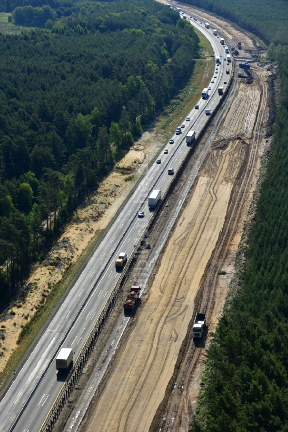 Rauen von oben - Ausbau und Verbreiterung der Streckenführung der Autobahn / Bundesautobahn BAB A12 / E30 bei Rauen im Bundesland Brandenburg