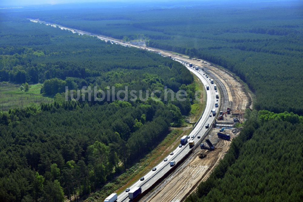 Luftbild Rauen - Ausbau und Verbreiterung der Streckenführung der Autobahn / Bundesautobahn BAB A12 / E30 bei Rauen im Bundesland Brandenburg