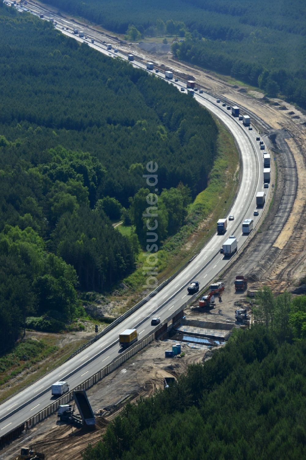 Luftaufnahme Rauen - Ausbau und Verbreiterung der Streckenführung der Autobahn / Bundesautobahn BAB A12 / E30 bei Rauen im Bundesland Brandenburg