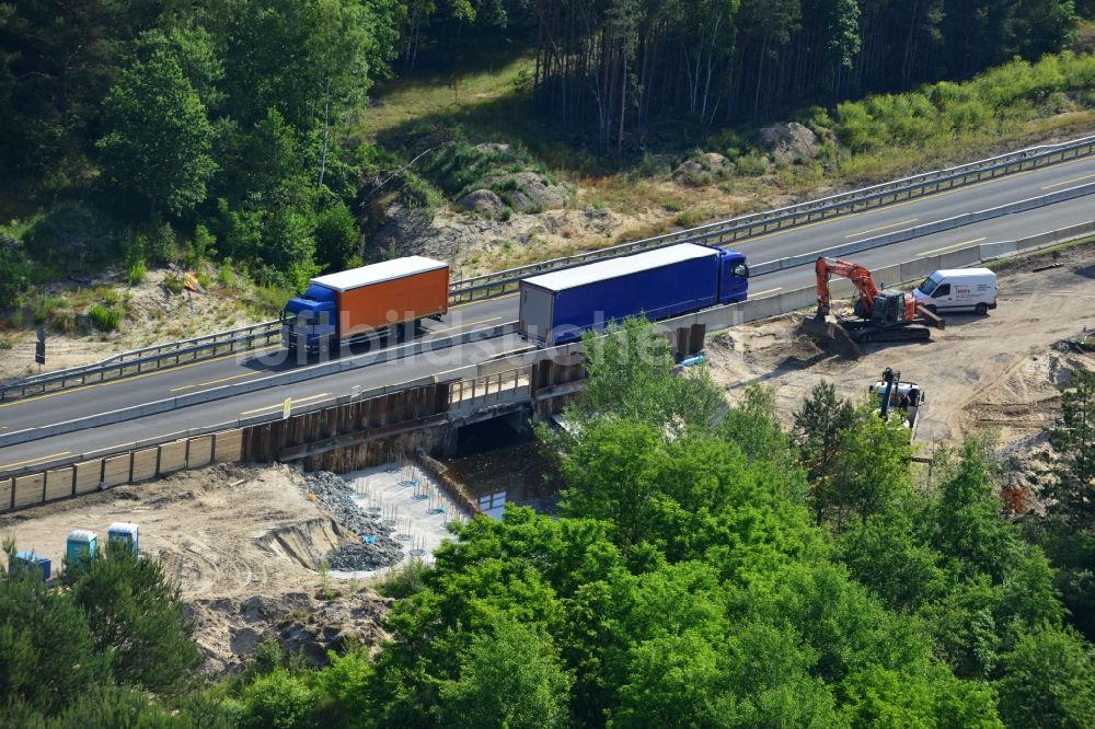 Rauen aus der Vogelperspektive: Ausbau und Verbreiterung der Streckenführung der Autobahn / Bundesautobahn BAB A12 / E30 bei Rauen im Bundesland Brandenburg